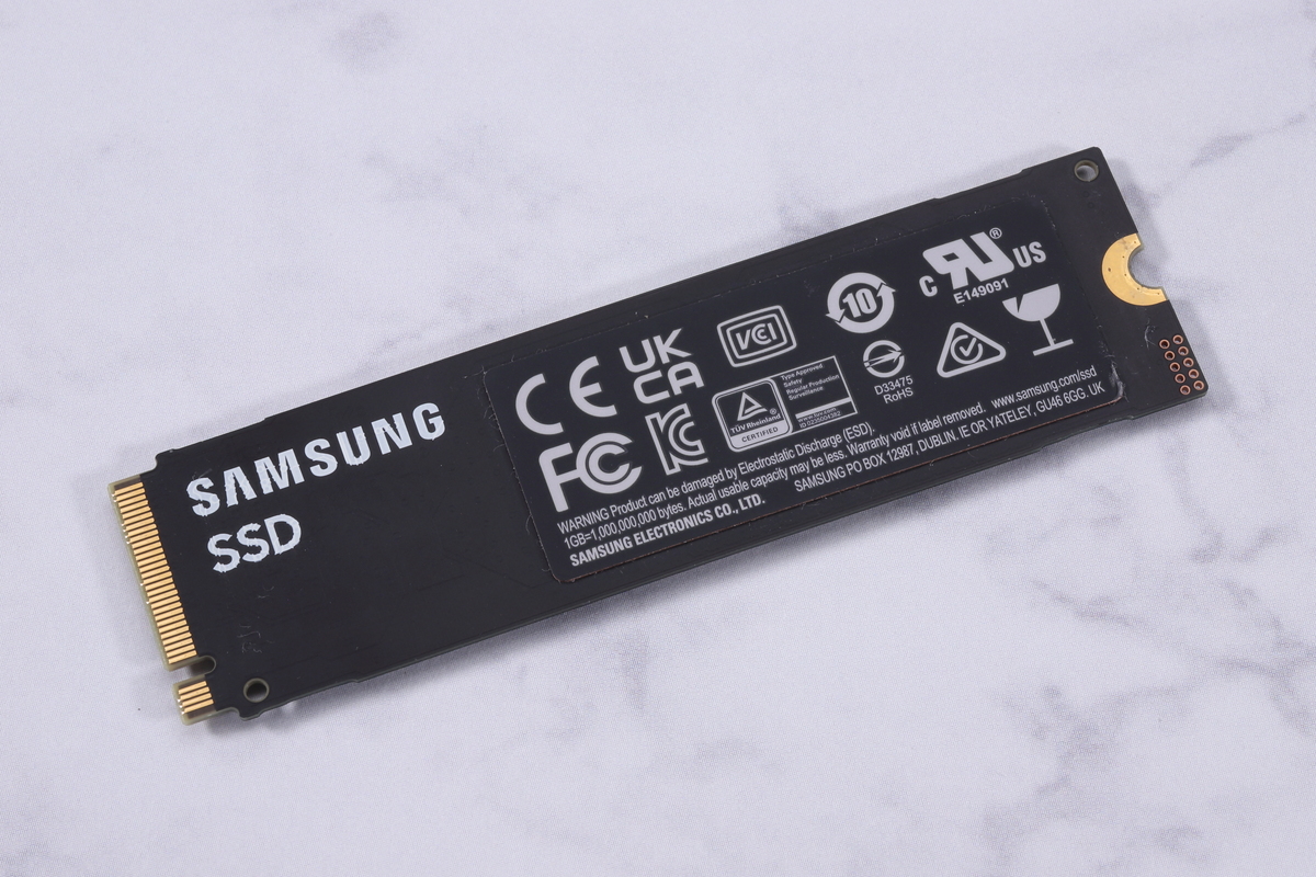 1TB～4TBの全モデルで片面実装を採用。基板裏面にはヒートスプレディングラベルが貼り付けられている