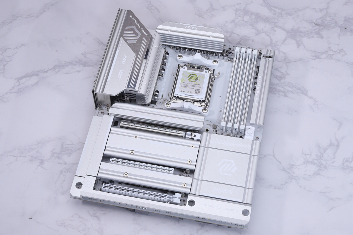 MSI MAG X870E TOMAHAWK MAX WIFI PZ。裏面配線に対応した白いマザーボードで、USB4とPCIe帯域を共有するM.2スロットを実装している