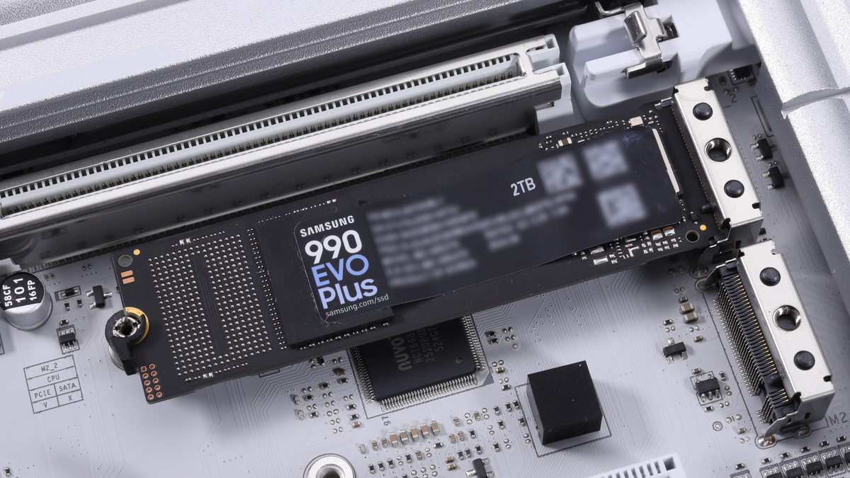 USB4とPCIe帯域を共有するM2_2スロットに搭載した990 EVO Plus