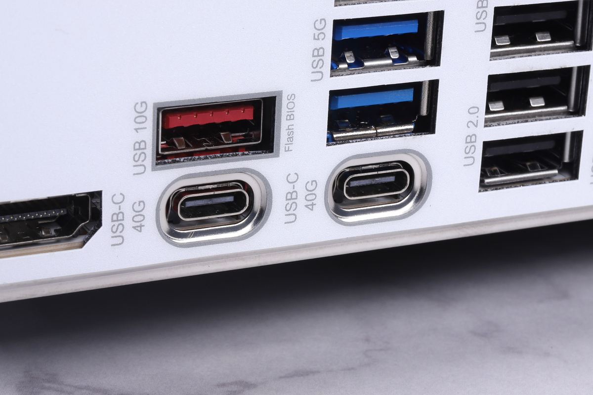 バックパネルに配置されているUSB4ポート。40Gbps対応のポートが2基用意されている