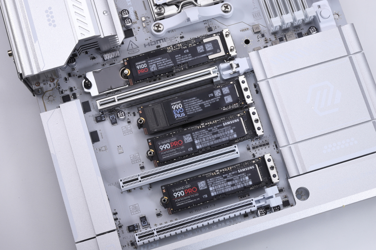 MAG X870E TOMAHAWK MAX WIFI PZが備えるM.2スロット全てにSSDを搭載し、USB4も使用するという状況において、PCIe 5.0 x2/4.0 x4に対応する990 EVO Plusのユニークなインターフェイス仕様が有効に機能する