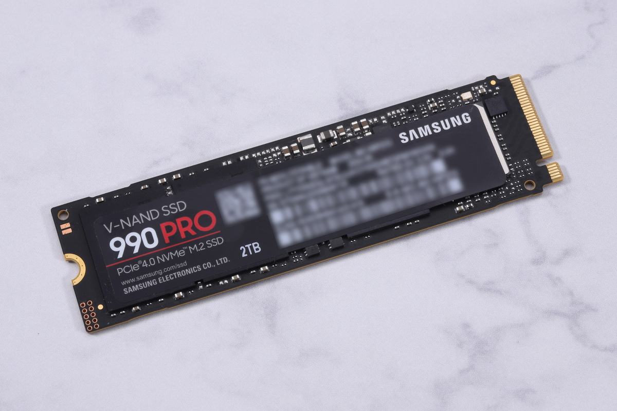 PCIe 4.0 x4対応のハイエンドSSD「990 PRO (2TB)」。最大速度はリード7,450MB/s、ライト6,900MB/s