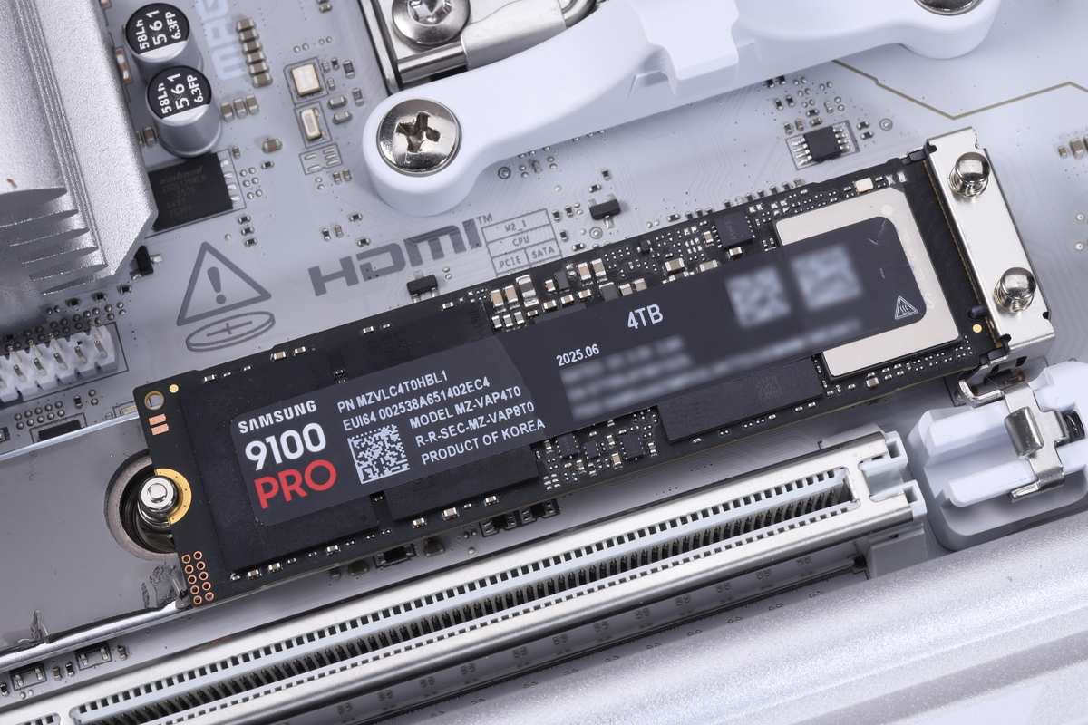 M2_1スロットに搭載した9100 PROの4TBモデル。M2_1スロットは他の機能と帯域を共有していないので、常にPCIe 5.0 x4で接続できる