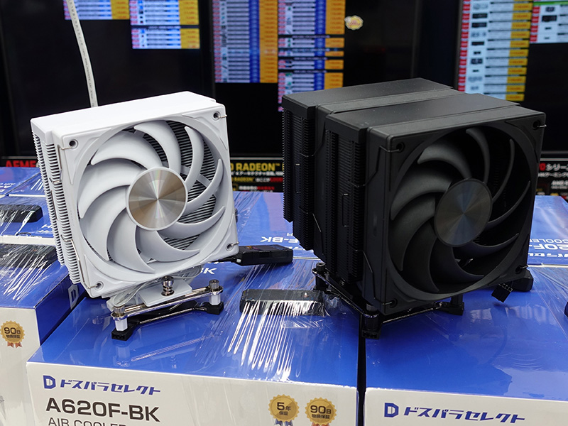 「A400F-WH」（左）と「A620F-BK」（右）