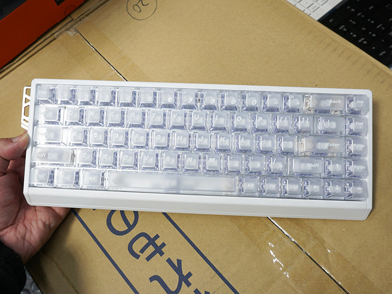 「ATK 68 RX」のホワイト
