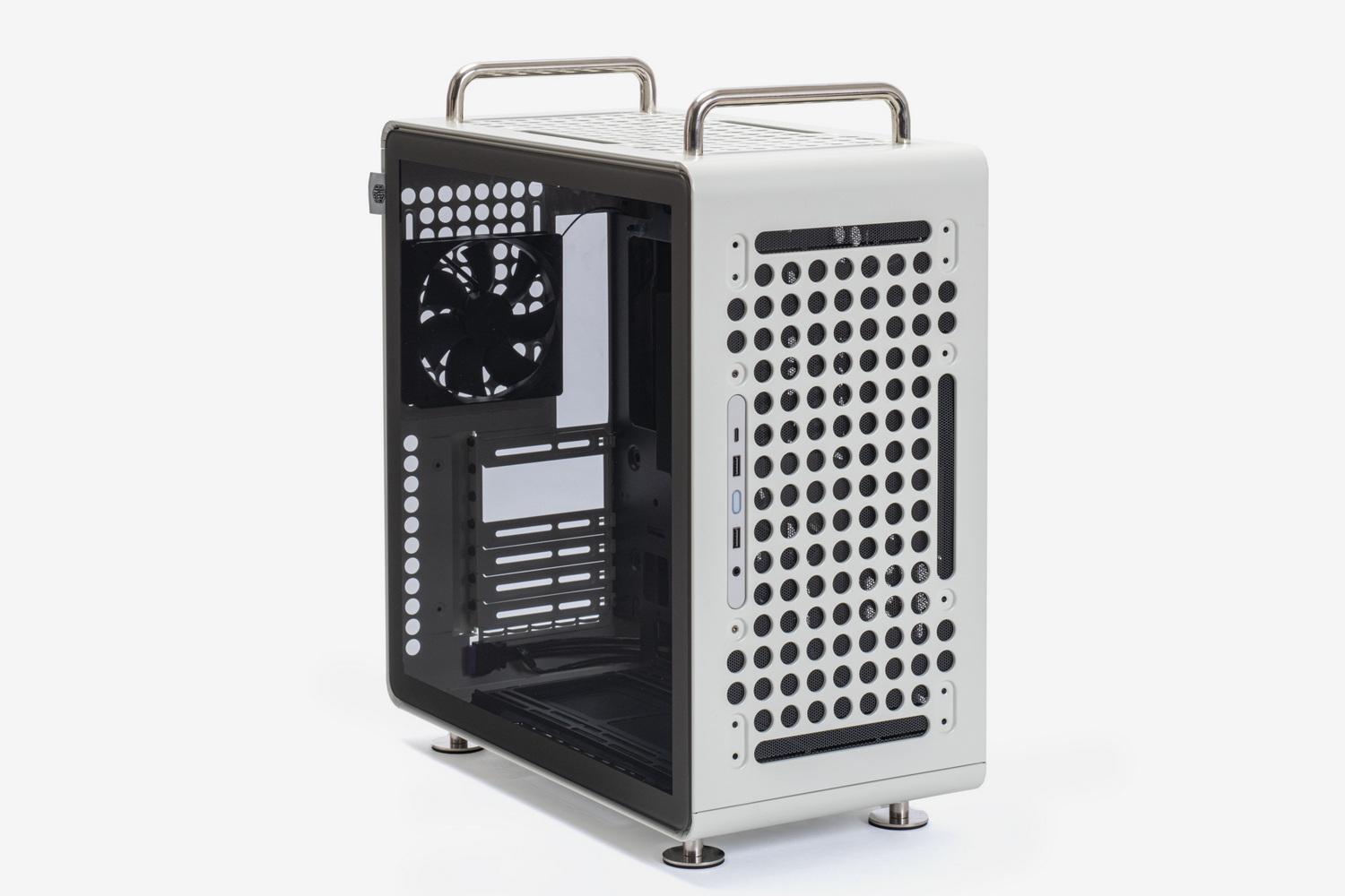 Cooler Master「QUBE 540」。実売価格は12,000円前後。今回試用した製品カラーはホワイト系の“Moonstone”