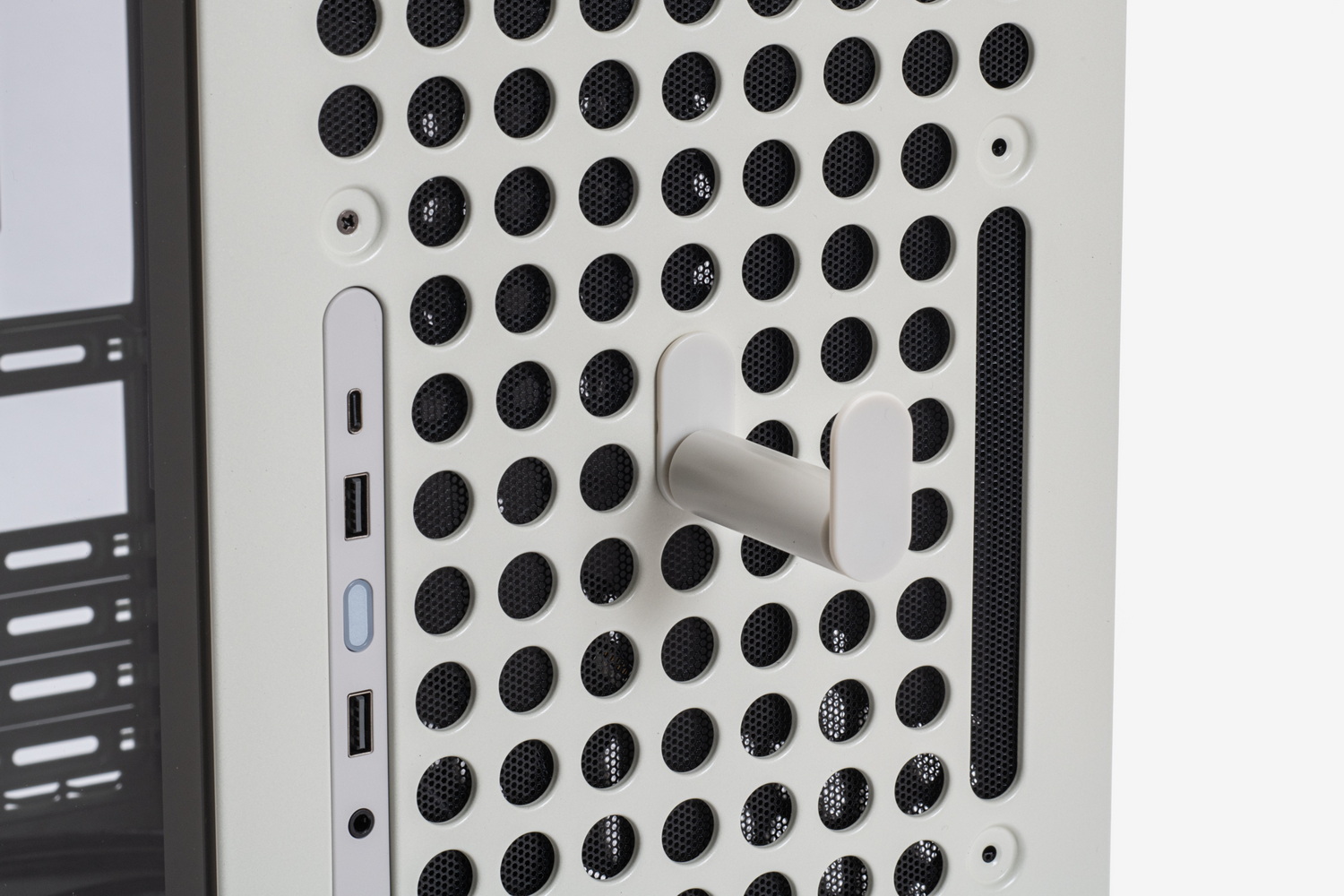 ヘッドセットなどを引っかけられるフックが付属する。フックは前面や天板、右側板の穴を使ってマウントする構造なので、好きな場所に設置できる