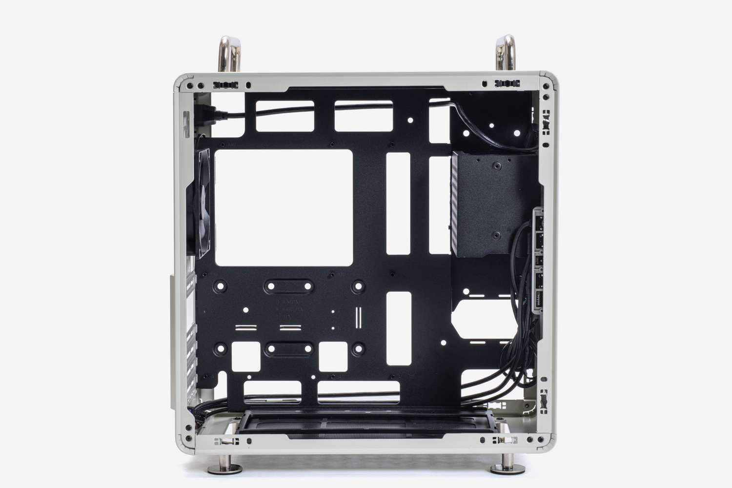 パーツ組み込み前のケース内部。前面にあるのは着脱可能な電源ユニットのマウンターだ。内部にはほぼ構造物はなく、パーツの組み込みは自由に行える