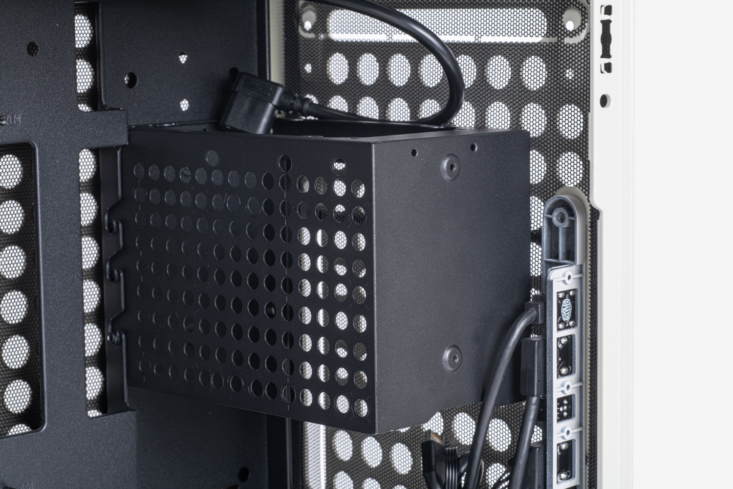 ATX対応マザーボードを利用する際は、電源ユニットを前面に固定する