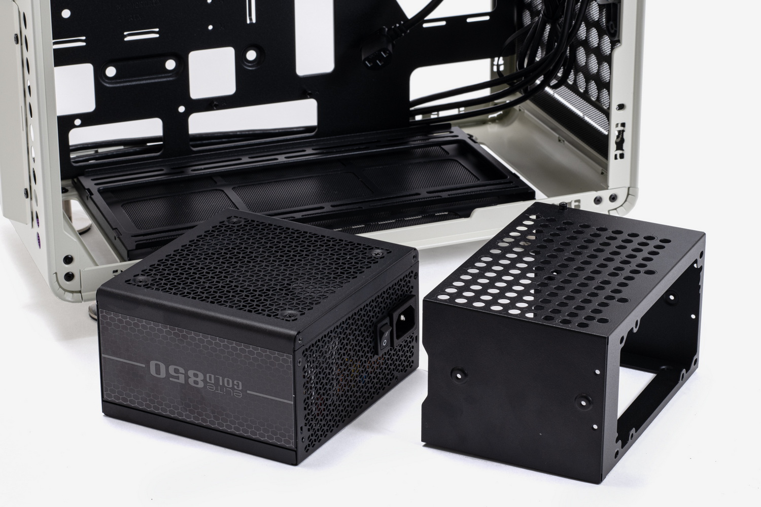 電源ユニットは電源ユニットマウンターに入れてケースに取り付ける