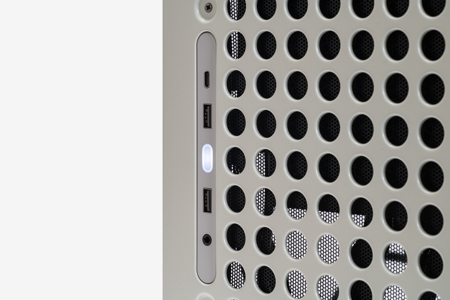 フロントポートはUSB 3.2 Gen 1(USB 5Gbps)対応Type-Aコネクター×2、USB 3.2 Gen 2(USB 10Gbps)対応Type-Cコネクター×1基、オーディオ入出力(ヘッドフォン＋マイク)×1という構成。前面、天板、右側板には大きめの穴が無数に空いており、通気口として機能する