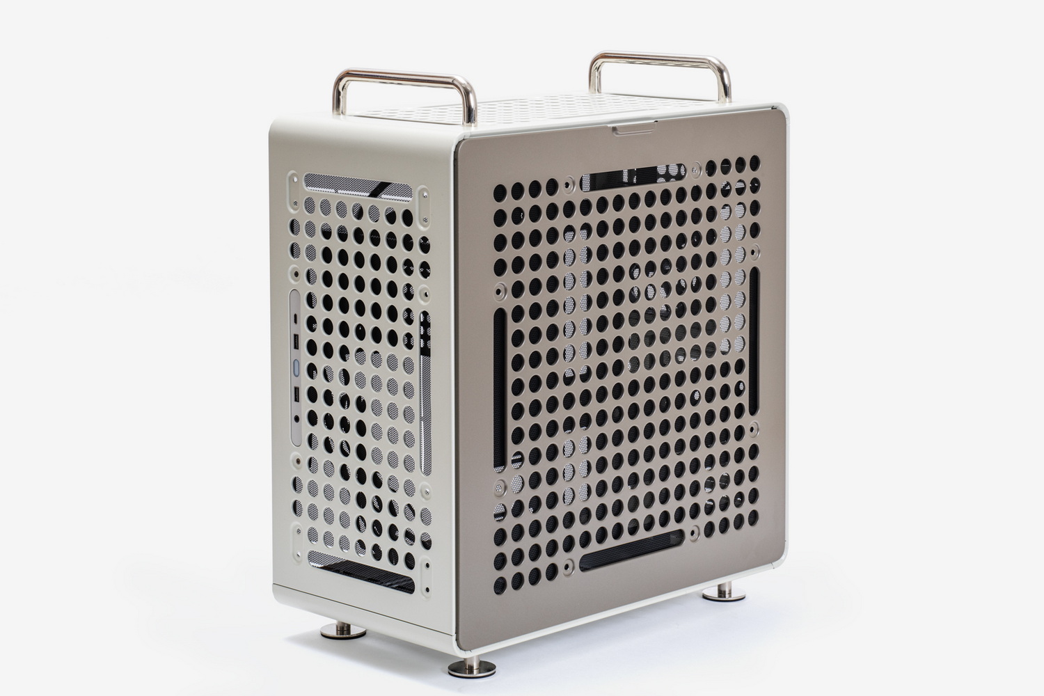 フロントポートは、前面および天板に各4カ所設けられたフロントポート用のマウントスペースに取り付けられる。マザーボードのサイズ、ファンや電源ユニットの位置関係、ケース自体の置き場所や使い勝手を考えて移動できる