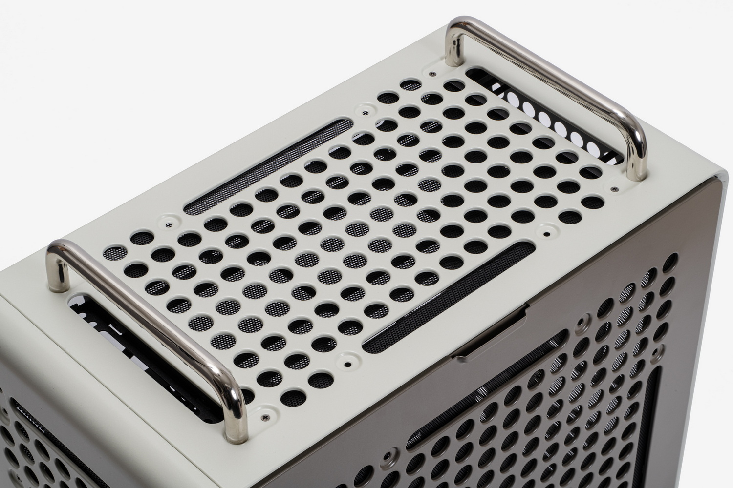 フロントポートは、前面および天板に各4カ所設けられたフロントポート用のマウントスペースに取り付けられる。マザーボードのサイズ、ファンや電源ユニットの位置関係、ケース自体の置き場所や使い勝手を考えて移動できる