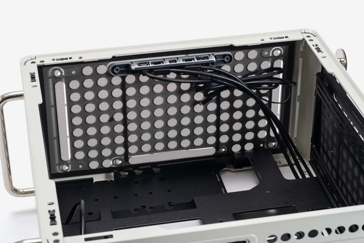 天板と底面にファンマウンターのプレートを装備している。天板のマウンターは12cm角×3対応で、底面のマウンターは14/12cm角×2対応