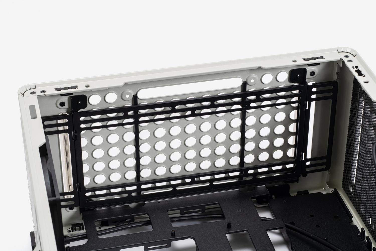 天板と底面にファンマウンターのプレートを装備している。天板のマウンターは12cm角×3対応で、底面のマウンターは14/12cm角×2対応