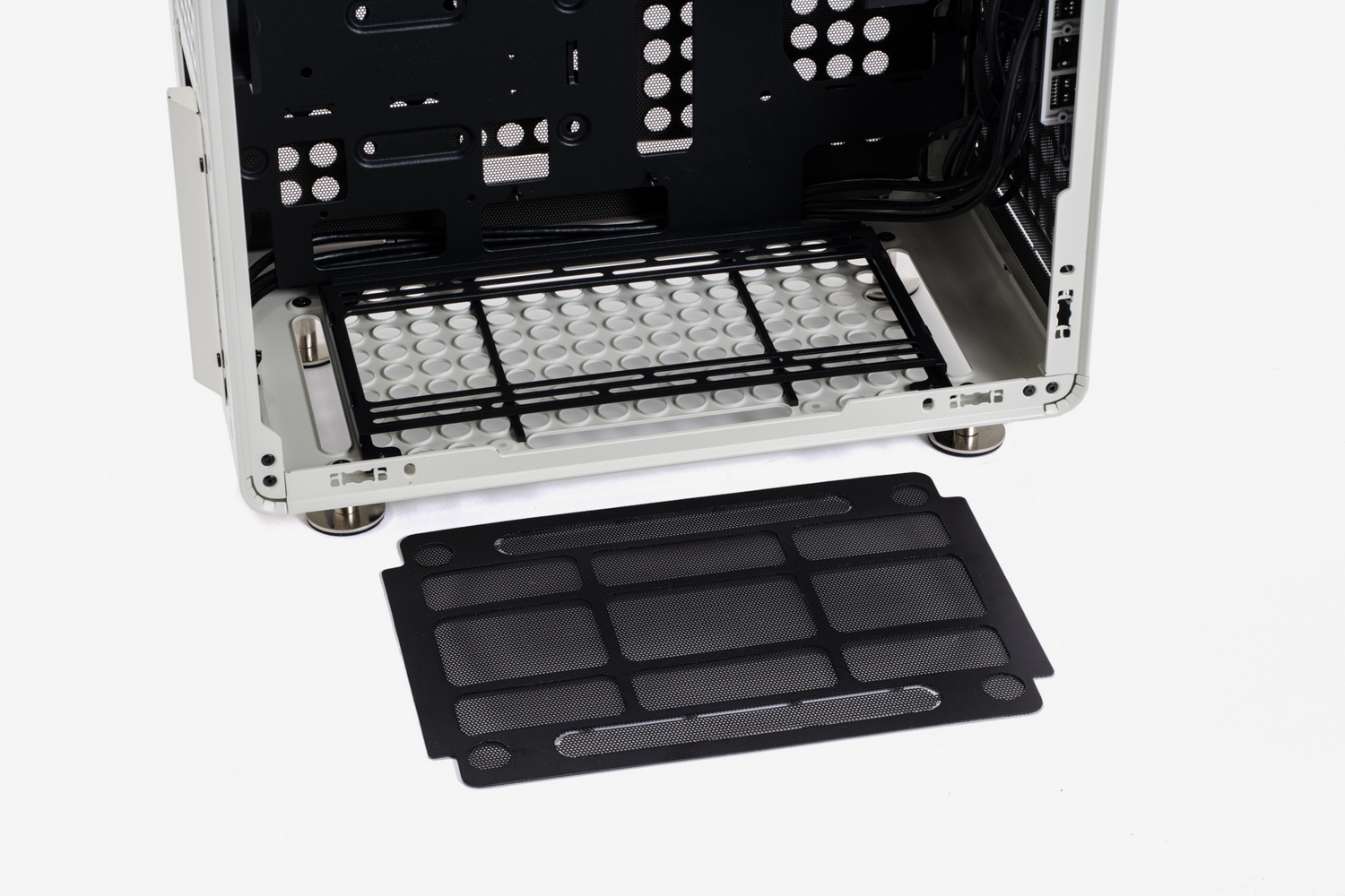 ファンマウンターには着脱可能な防塵フィルターが取り付けられている