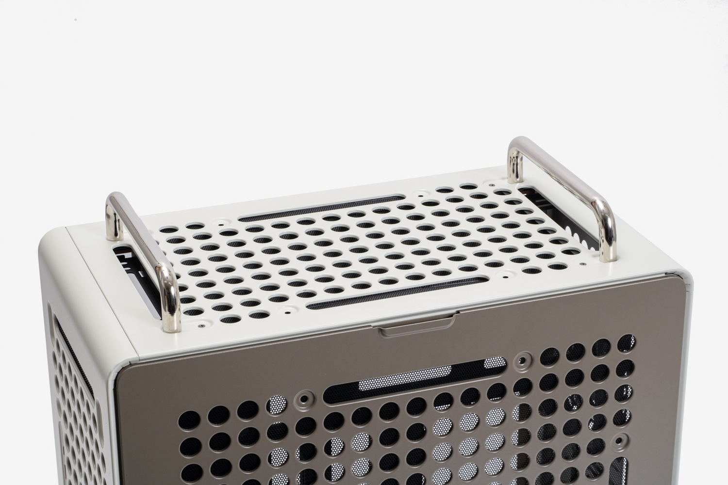 縦置き時のハンドルを利用することで、PCをラクに移動できる。パーツを組み込んだ状態の重量でこのハンドルをぐっと握って持ち上げても、強度的な不安感はなかった