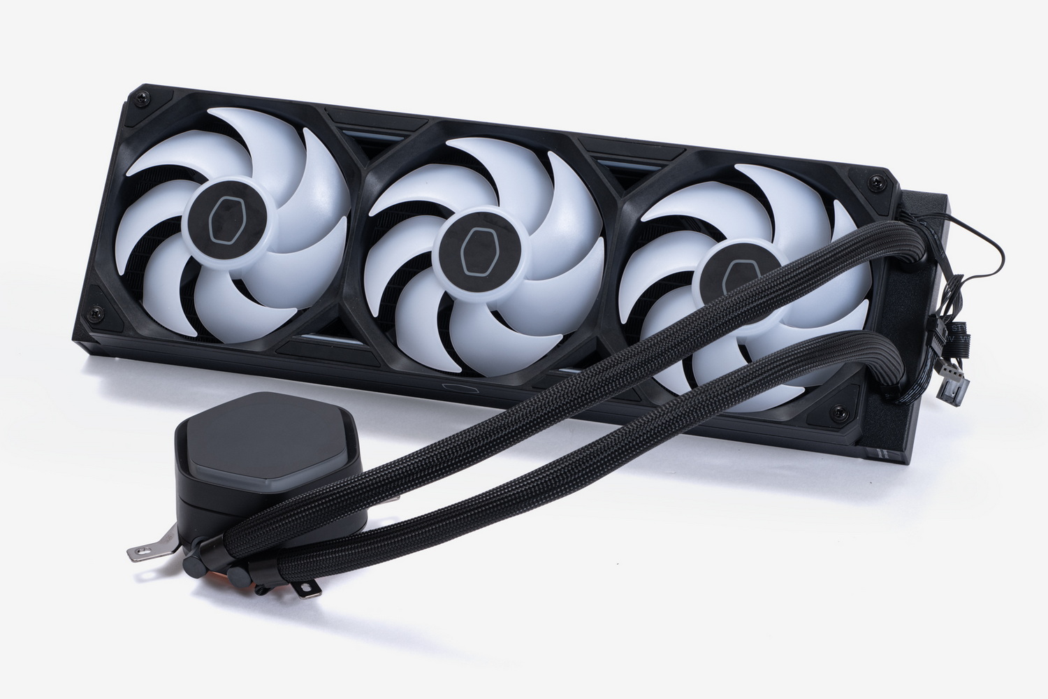 水冷ヘッドに液晶モニターを搭載する「MasterLiquid Atmos II 360 LCD」。ラジエーターサイズは36cm、一体型の3連ファンを搭載する