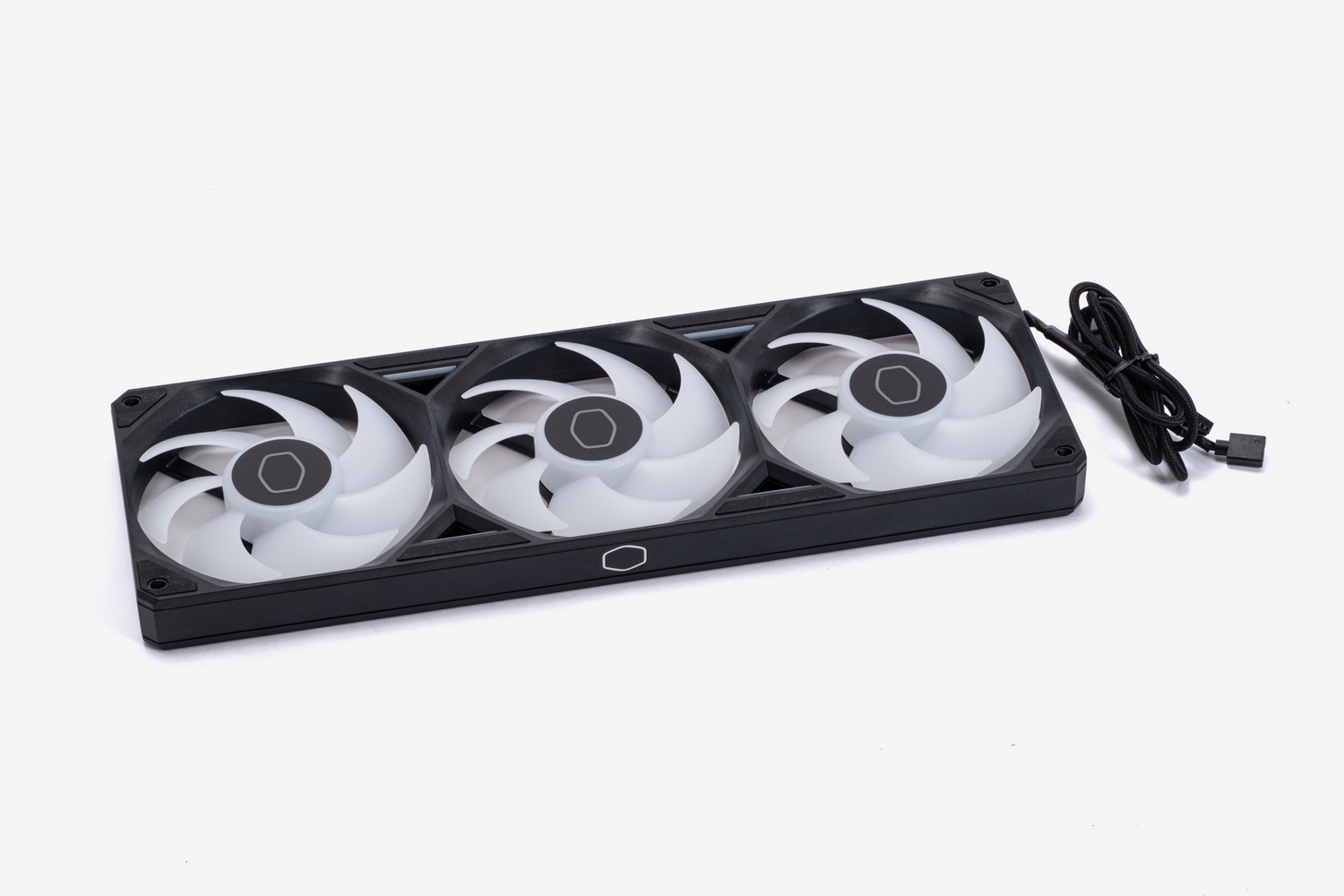 12cm径ファンを3基搭載する「SickleFlow Edge 360 ARGB」。12cmファンをつなげたものではなく、3連ファンが一体になった製品