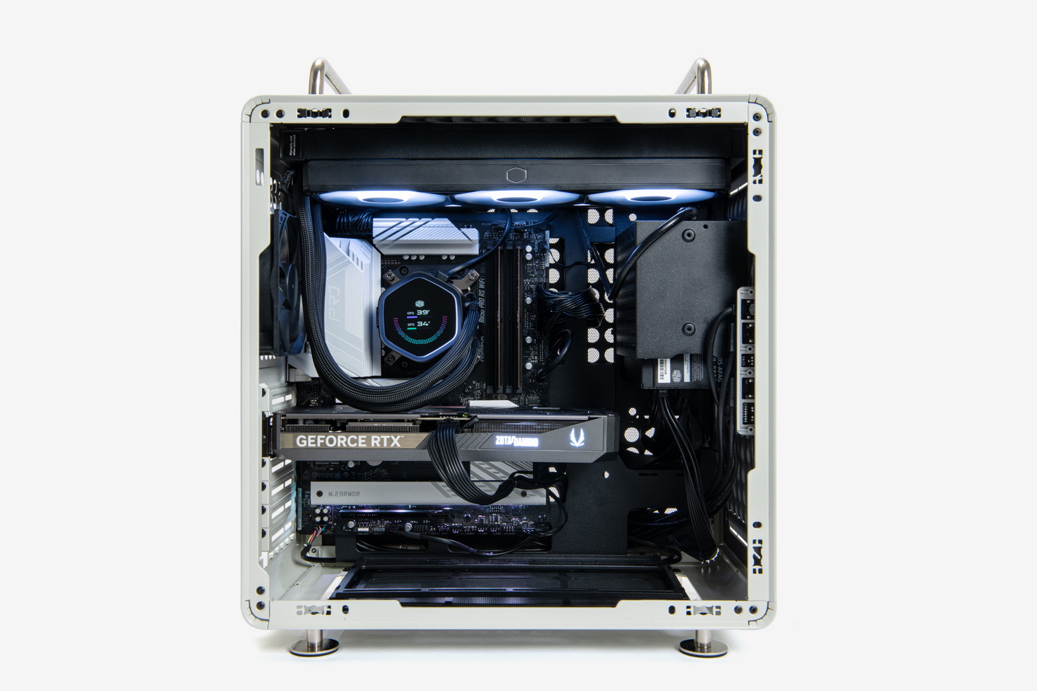 標準パーツの配置を活かし、マニュアルのサイズ記載に従って組み込んだところ。基本的にはスッキリ収まっているが、水冷クーラーと電源ユニットの位置関係から、パイプが背面側に来るようにラジエーターを取り付ける必要があったのだが、背面ファンとのクリアランスがほぼゼロに。このあとセッティングを詰めた結果、背面ファンは取り外すことにした