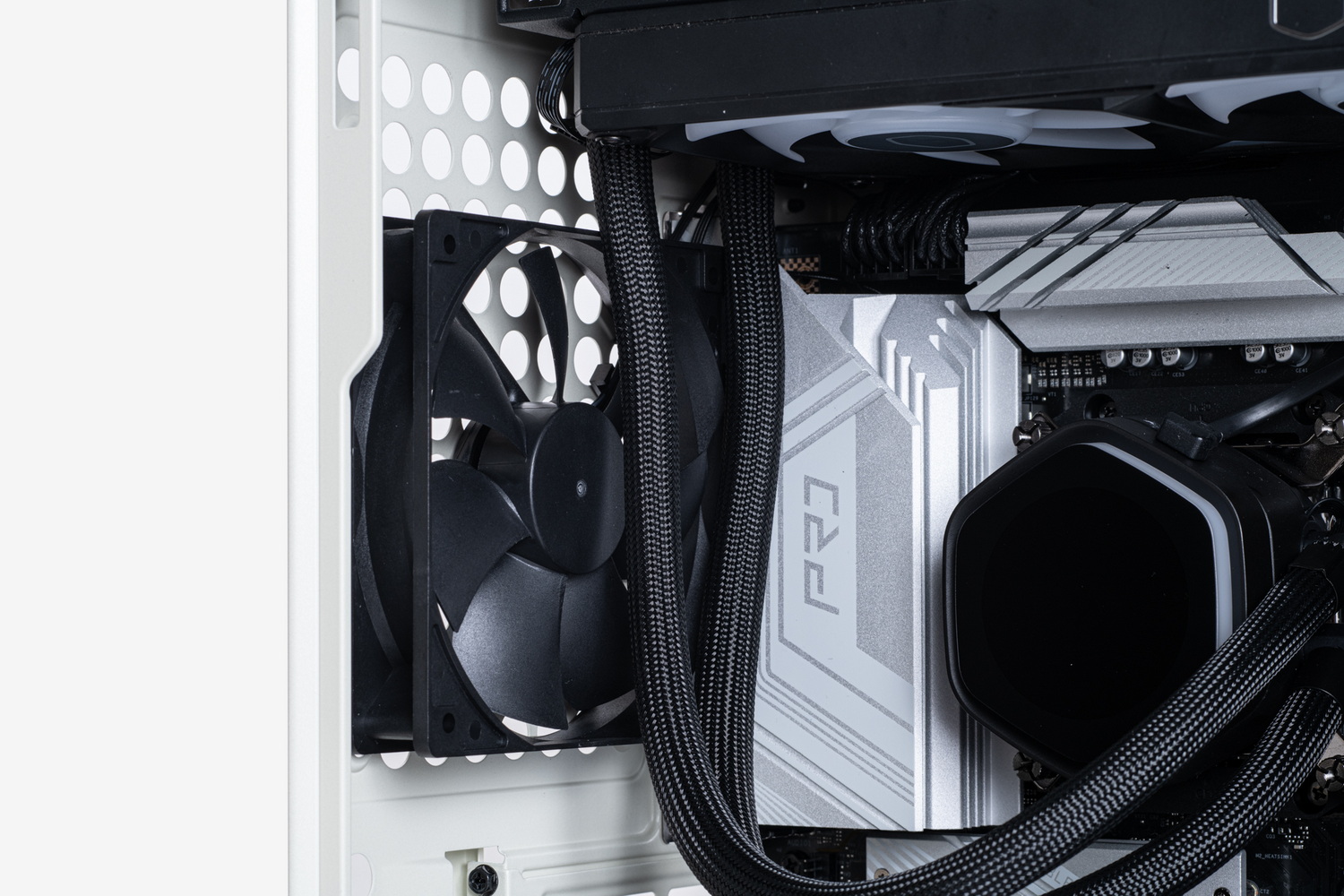 標準パーツの配置を活かし、マニュアルのサイズ記載に従って組み込んだところ。基本的にはスッキリ収まっているが、水冷クーラーと電源ユニットの位置関係から、パイプが背面側に来るようにラジエーターを取り付ける必要があったのだが、背面ファンとのクリアランスがほぼゼロに。このあとセッティングを詰めた結果、背面ファンは取り外すことにした