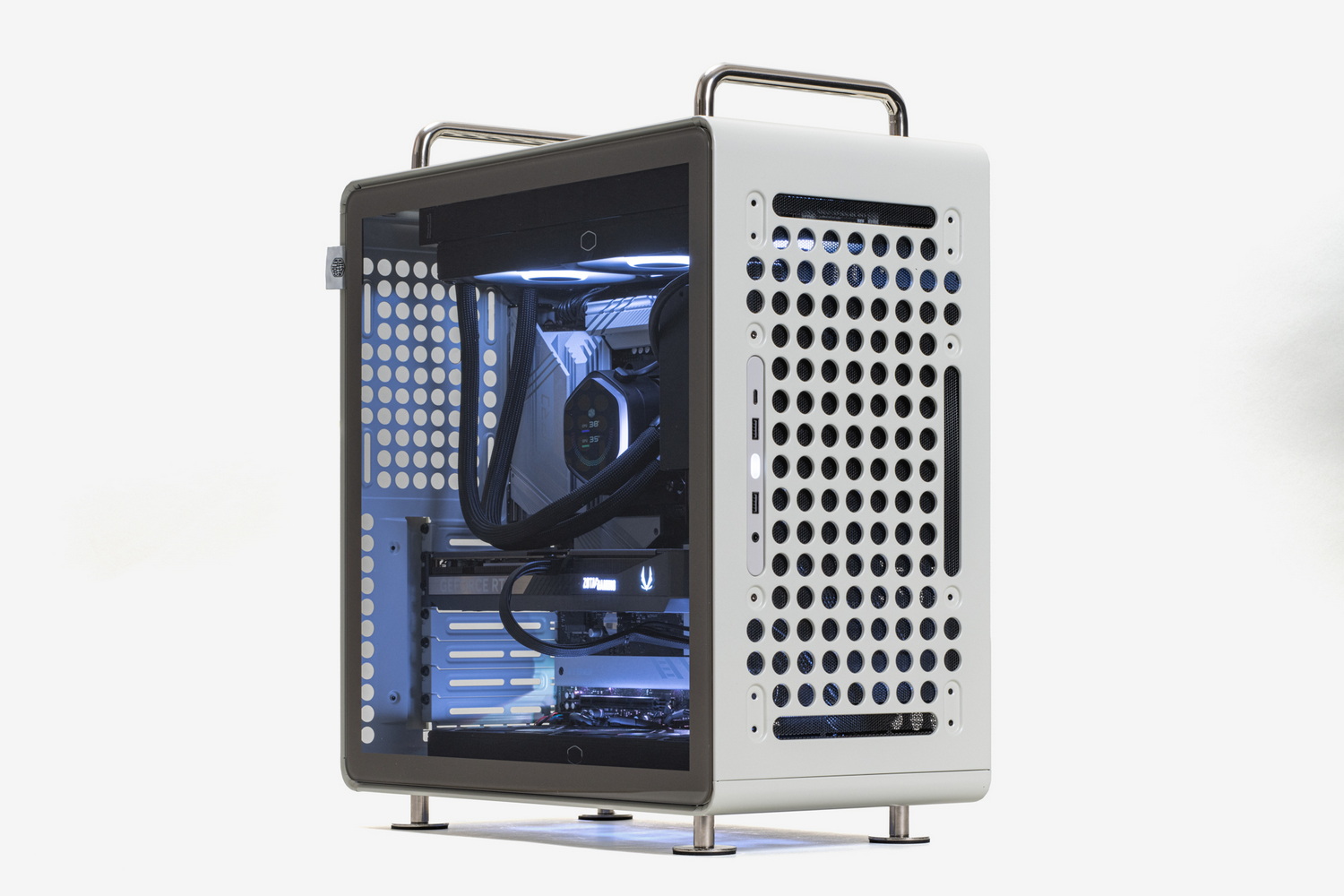 今回のパーツを組み込んだQUBE 540の様子。強化ガラスの左側板だけではなく、大きめのパンチ穴からもLEDのイルミネーションがあふれる美しいデザインだ