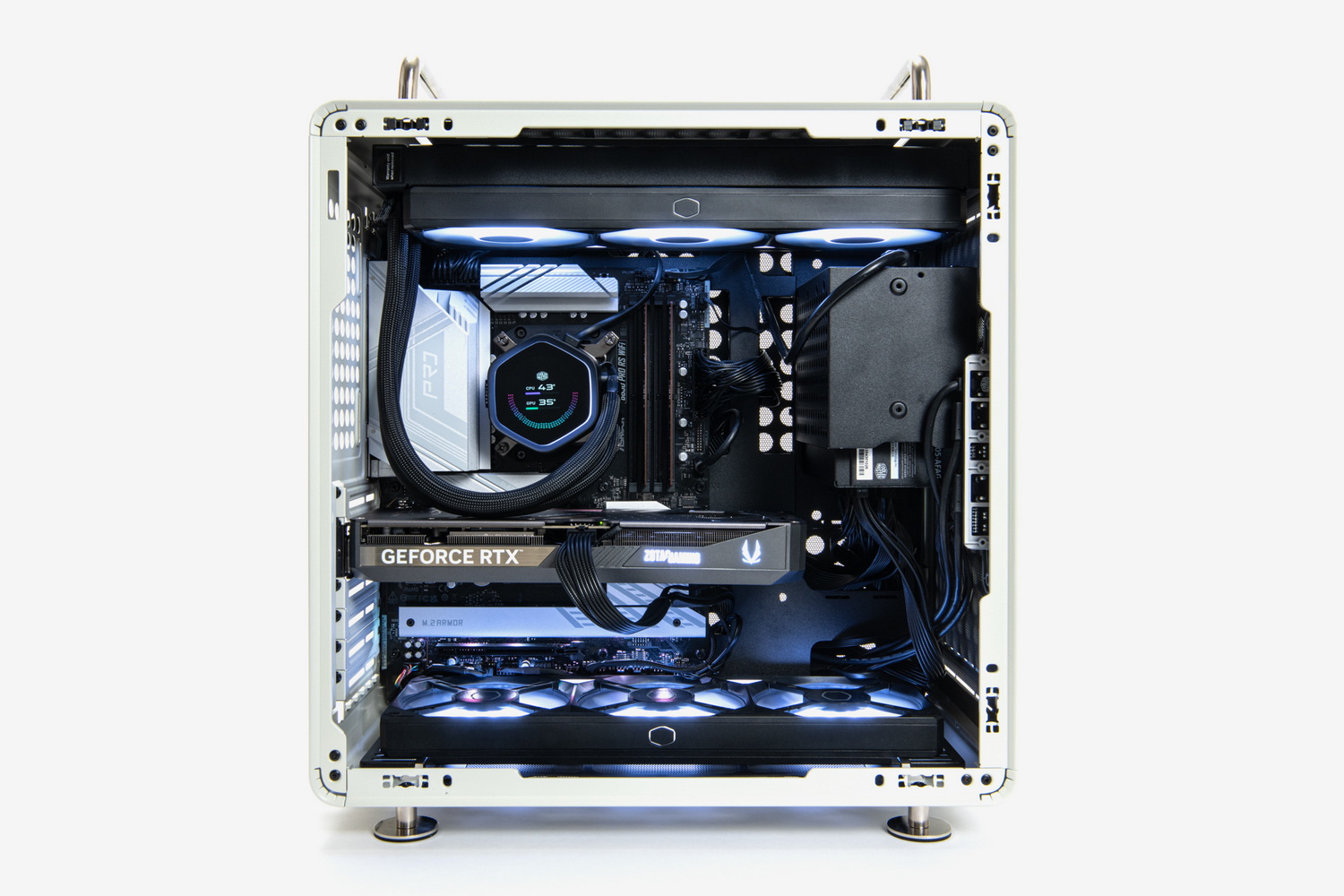 天板に36cmクラスの簡易水冷型CPUクーラー、底面にも12cm径×3のファンを搭載する大型ケースファンを組み込むが、窮屈さは感じない