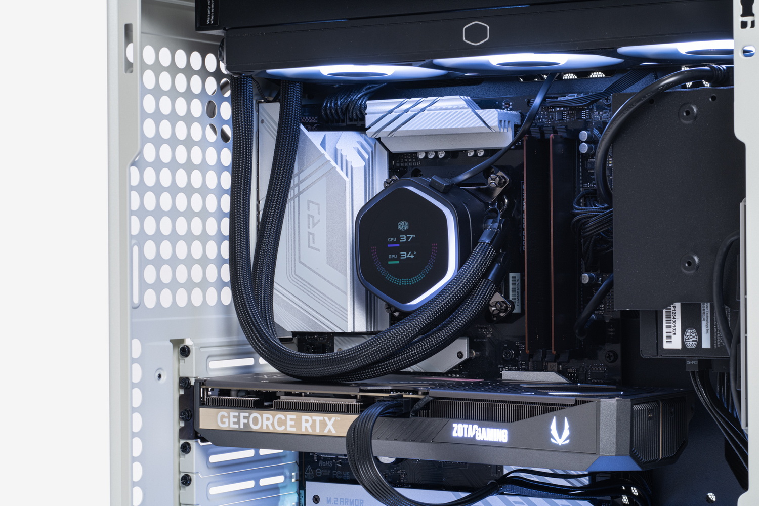 天板に36cmクラスの簡易水冷型CPUクーラー、底面にも12cm径×3のファンを搭載する大型ケースファンを組み込むが、窮屈さは感じない