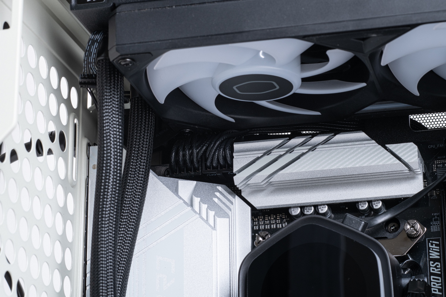EPS12V補助電源ケーブルと水冷CPUクーラーのファンがかなり近いため、あとからケーブルを挿すのは現実的ではない。また、前述のとおり標準装備のケースファンはクリアランスが少なすぎたので取り外している