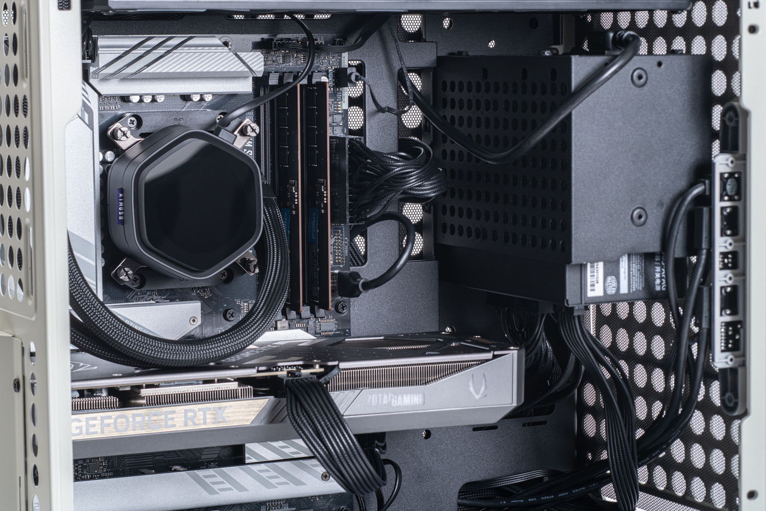 後方から前方を見たところ。標準的なATXマザーと奥行き14cmの電源ユニットの組み合わせなら内部スペースには十分な余裕がある。ラジエーター＆ファンはケースの奥行きに対してかなりギリギリのサイズ感。電源ユニットは後から組み込んだほうが作業しやすい