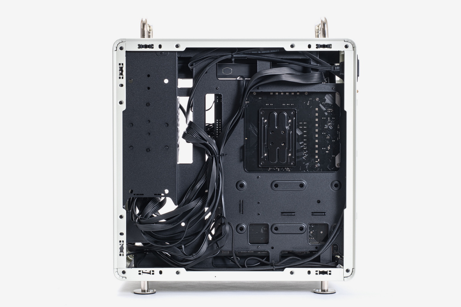 裏面配線は、前面からマザーボード裏面に流す電源ケーブルを中央付近でまとめる感じで整理するとよい。ここにはケーブルタイを固定するためのフックがいくつもあって作業がしやすい