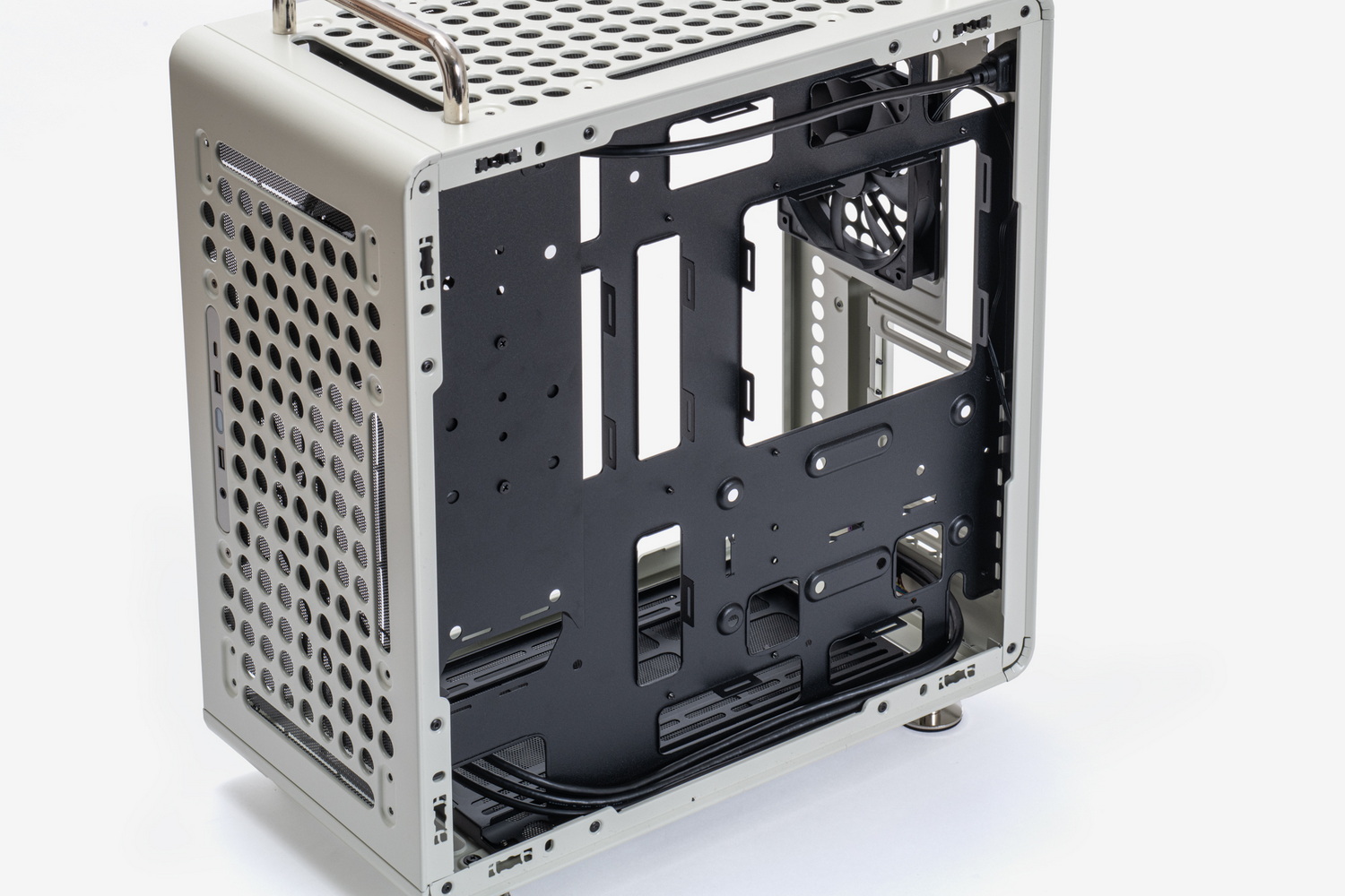 順番が前後するが、組み込み前の裏面。全体としてはコンパクトな製品だが、配線スペースは十分に確保されており、作業はしやすい。太めのケーブルはケース前方・底面側で上手にまとめるのがよい