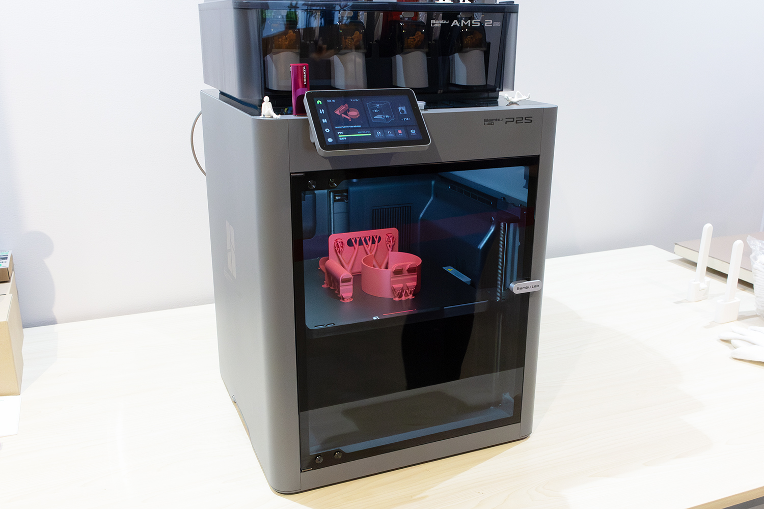 弊社に設置されている「Bambu Lab P2S」。今回は単色で出力したが、マルチカラーにも対応