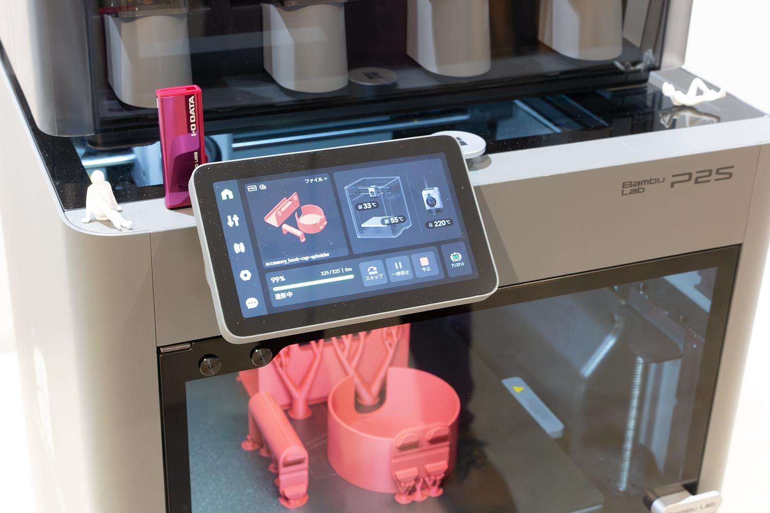 出力中の様子。今回は3つのカスタムパーツを一気に出力し、所要時間は3時間弱。単純に配布データを単体でそのまま出力するだけなら、データを自力でいじる必要はない