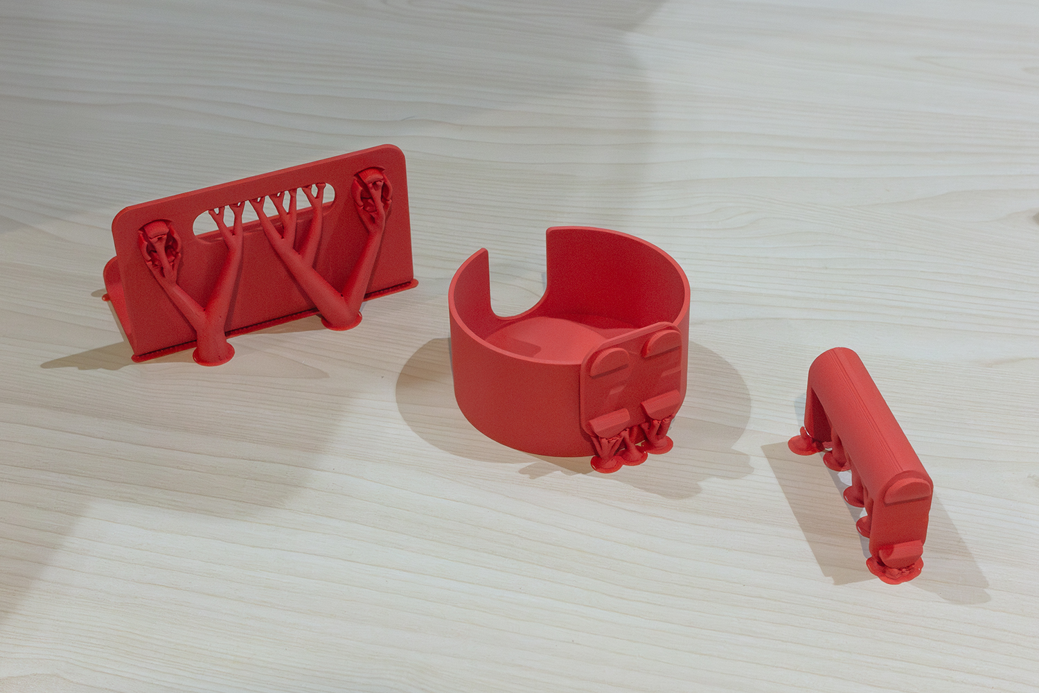 出力直後のカスタムパーツ。サポート材などの不要部分は素手でもペリペリはぎ取れる。ケースに差し込んで固定する部分(フックやピンの類)は、バリをきれいに処理したほうが着脱がスムーズ