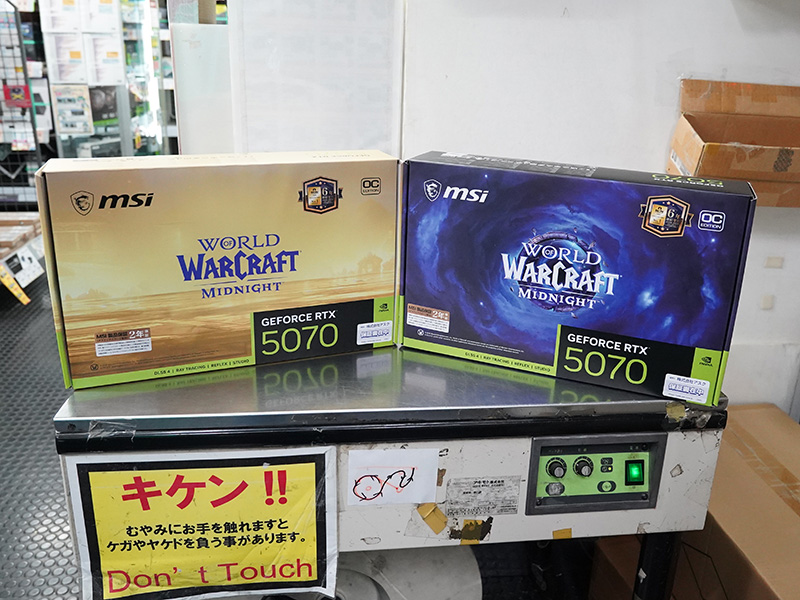 「GeForce RTX 5070 World of Warcraft MIDNIGHT LIGHT EDITION OC」と「GeForce RTX 5070 World of Warcraft MIDNIGHT VOID EDITION OC」