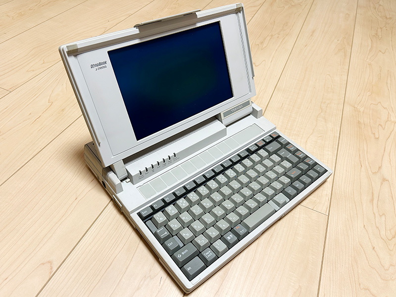 A4用紙よりも若干大きい、A4ファイルサイズのフットプリントとなっています。右側面には薄型のフロッピーディスクドライブを内蔵していて、操作性も申し分ありません。撮影に使用した本機は、1990年初頭にバリエーションとして追加されたホワイトモデルです。