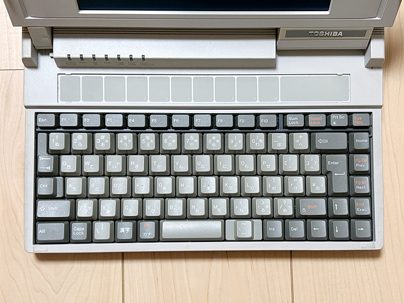 キーボードを真上から撮影した写真です。キータッチは非常に軽快で、長時間の入力も苦になりません。Aキーの左側にCTRLキーがあるので、筆者のようにファンクションキーを使わずCTRLキーのコンビネーションでカタカナ英数変換などをする人にも便利です。本体左上に各種インジケータが設定されているので、視認性も高いです。