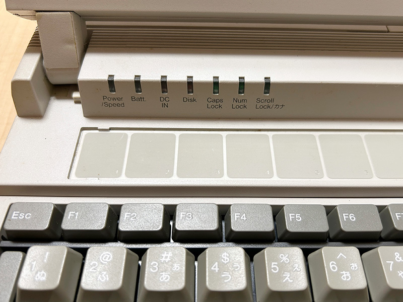 キーボードを真上から撮影した写真です。キータッチは非常に軽快で、長時間の入力も苦になりません。Aキーの左側にCTRLキーがあるので、筆者のようにファンクションキーを使わずCTRLキーのコンビネーションでカタカナ英数変換などをする人にも便利です。本体左上に各種インジケータが設定されているので、視認性も高いです。