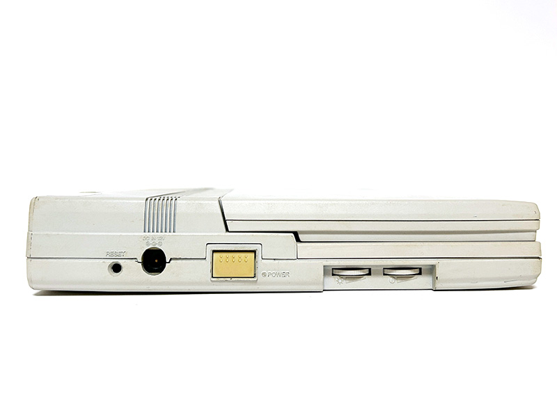 本体右側面には、手前側に拡張メモリスロット、奥にフロッピーディスクドライブがあります。左側面は、手前側にコントラスト／ブライトネス調整つまみ、奥に電源スイッチ、ACアダプタ接続端子、リセットボタンとなっています。