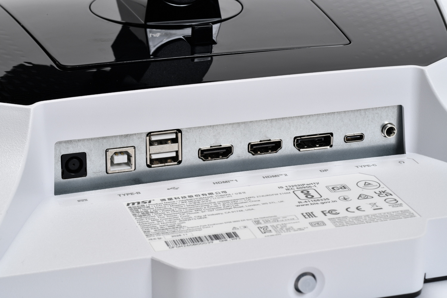 背面の端子類。HDMI×2、DisplayPort×1、USB Type-Cの4系統入力を備える