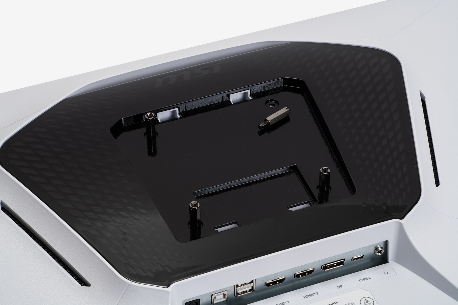 付属のネジを使うことでVESAに対応。スタンドをモニターアームに変更もできる