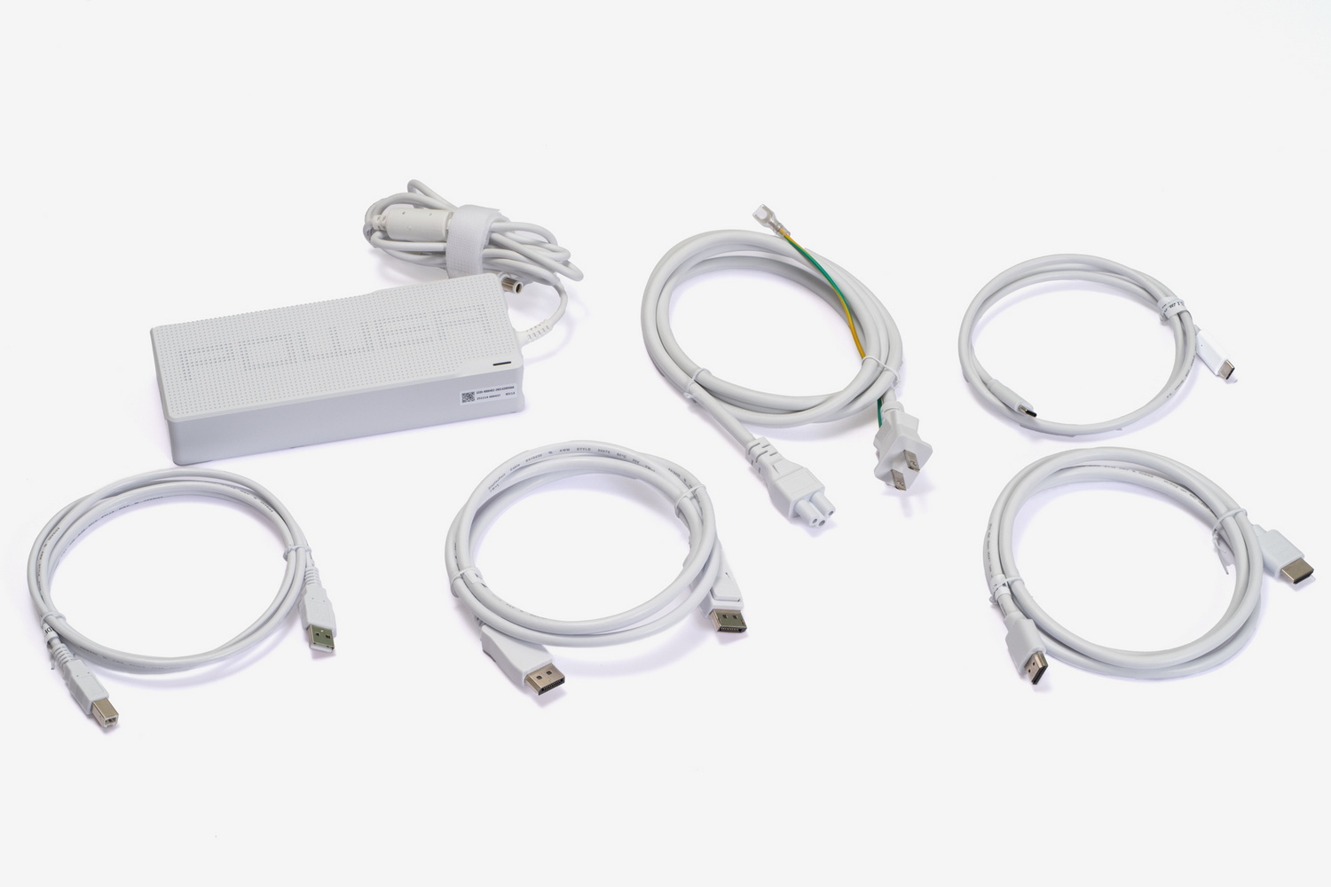 電源はACアダプターでサイズはやや大きめ。DisplayPort、HDMI、USBケーブルも付属するが、すべてホワイトカラーというこだわりぶり
