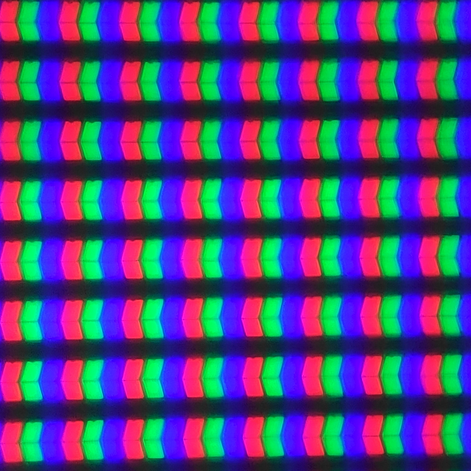 MPG 274URDFW E16Mのパネルの構造(モデル図、画像左)。60倍の電子顕微鏡で撮影すると、RGBストライプ配列でIPS特有の“くの字形”になっているのが分かる(写真右)