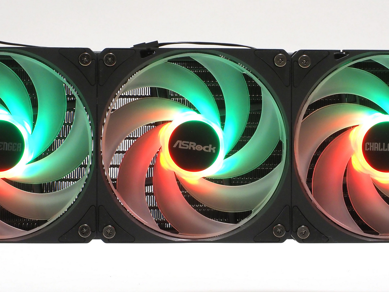 リングフレーム・ブレードデザインのARGB LED内蔵ファン