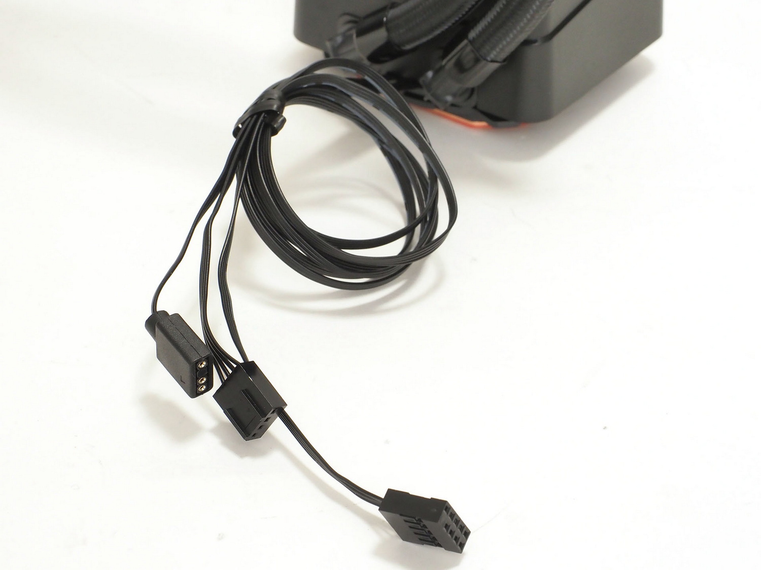 水冷ヘッド側の配線はファン、LEDに加えて、USBピンヘッダー用のコネクターがある