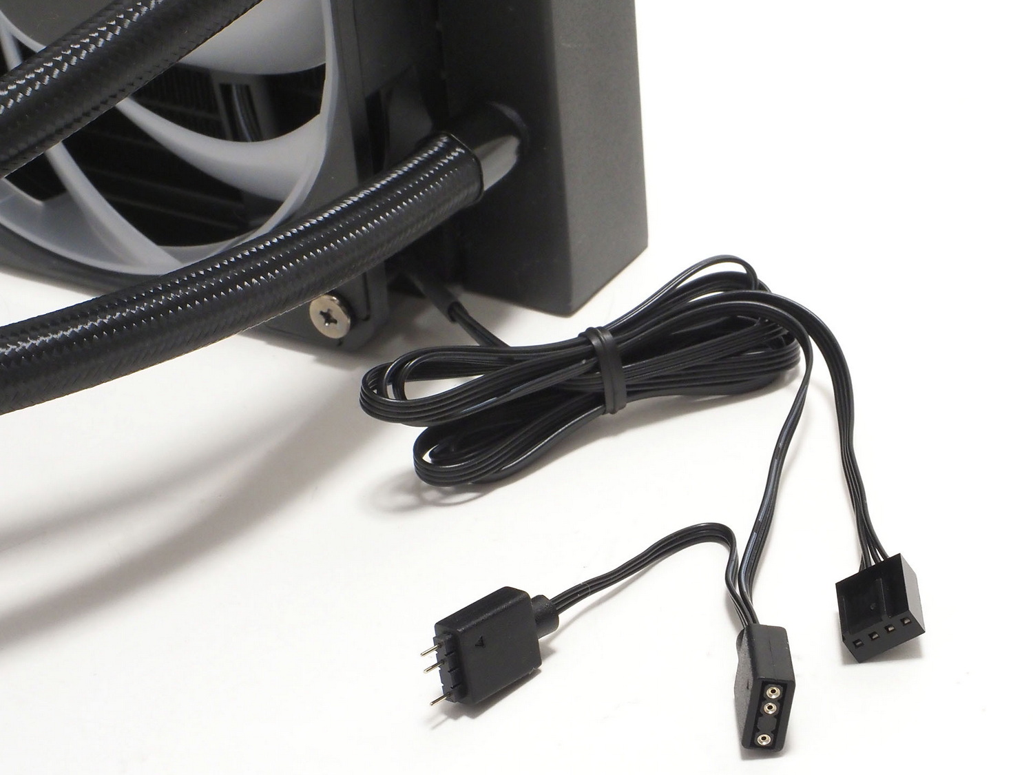 ラジエーター側の配線はファン用4ピンPWMと3ピンARGB LED。ARGB LEDの分岐もあり