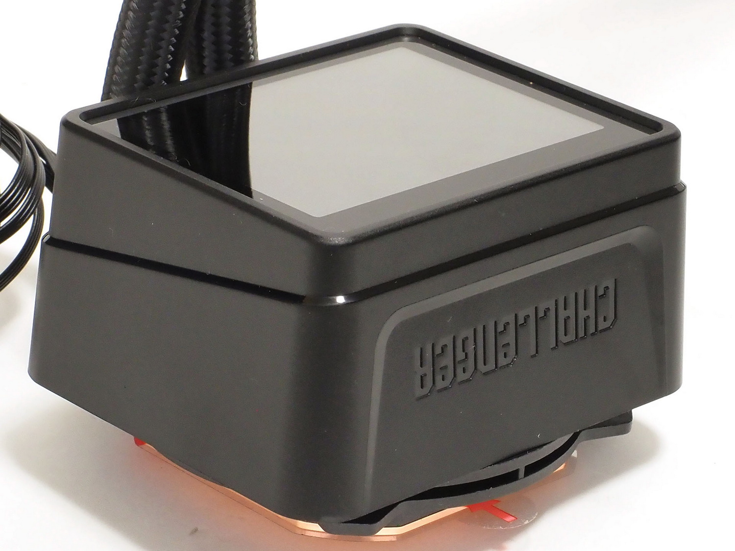 強力・高耐久のポンプも採用。ヘッド面積も大きめで、LGA1851やAM5を冷却するのに十分な面積が確保されている