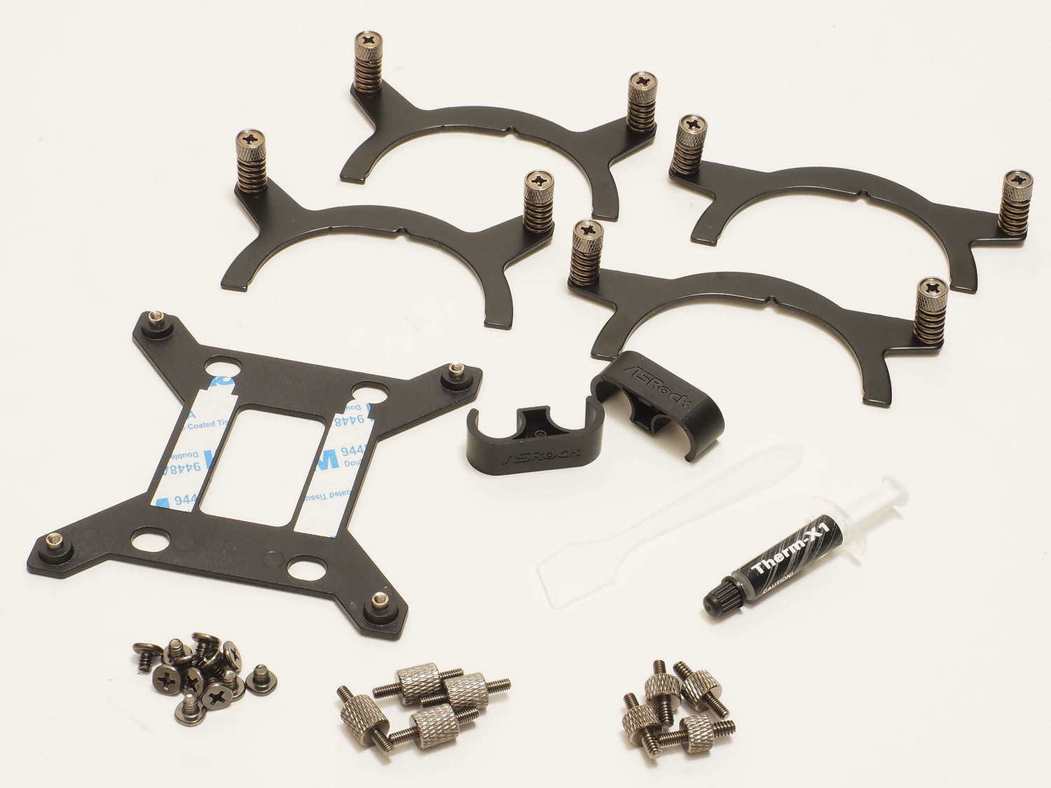 パッケージの付属品。対応ソケットがメインストリーム向けのもののみ、はめ込み式のブラケットを採用していることもあって部品点数は少なめ