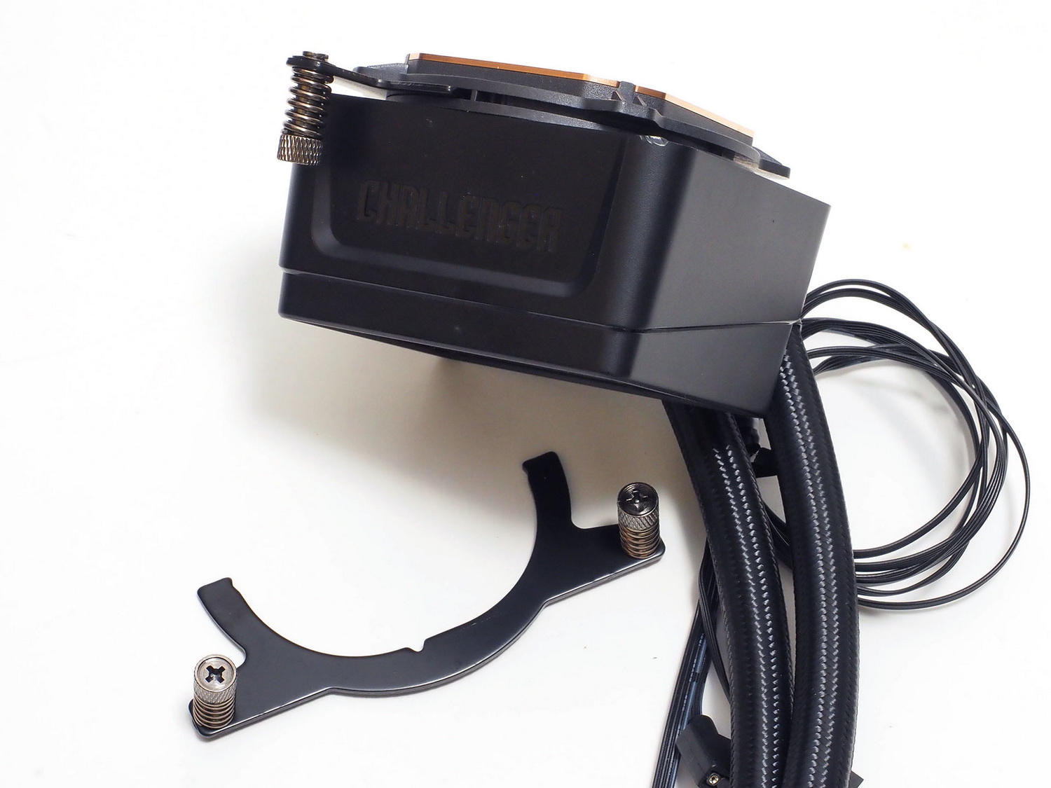 ブラケットは挿し込み式。工具不要で取り付けられる